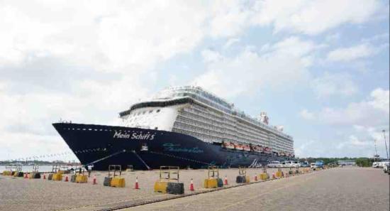 Mein Schiff 5 brings over 2,000 visitors to H'tota